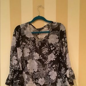 Feminine Blouse with bell sleeves